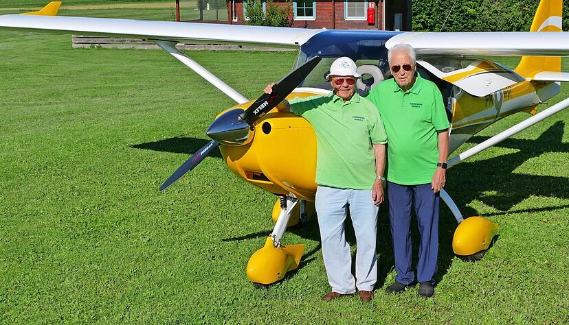 Die beiden Senior-Piloten Reinhard Riemann (links) und Hermann Flachsmann vor dem Ultraleichtflugzeug FK 9 auf dem Segelfluggelände Baumerlenbach. Die beiden Senior-Piloten Reinhard Riemann (links) und Hermann Flachsmann vor dem Ultraleichtflugzeug FK 9 auf dem Segelfluggelände Baumerlenbach.