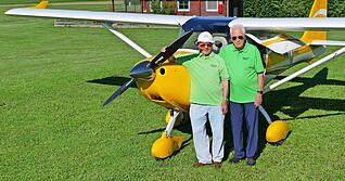Die beiden Senior-Piloten Reinhard Riemann (links) und Hermann Flachsmann vor dem Ultraleichtflugzeug FK 9 auf dem Segelfluggelände Baumerlenbach.