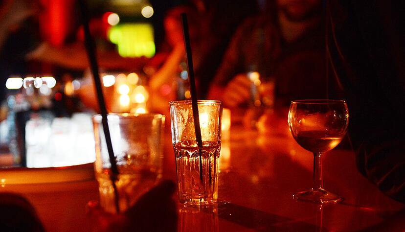 Laut der Studie berichteten Teilnehmende nach dem Ansehen entsprechender Beitr&auml;ge 73 Prozent h&auml;ufiger von erh&ouml;hter Lust auf Alkohol als Personen, die vergleichbare Videos ohne Alkohol sahen. (Symbolbild)