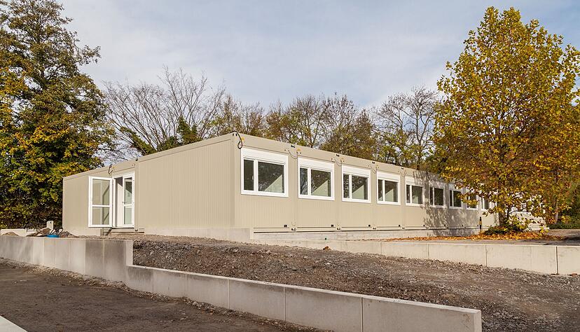 In den 38 Containern auf dem Parkplatz in der Weidachstra&szlig;e befinden sich Zimmer f&uuml;r 48 Gefl&uuml;chtete, eine K&uuml;che, Sanit&auml;ranlagen und zwei B&uuml;ros.