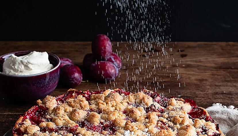 Zum warmen Zwetschgenkuchen von Rezeptentwicklerin Annelie Ulrich passt nicht nur ein Klecks Sahne. Man kann f&uuml;r eine besondere Note &uuml;ber die Streusel auch noch Zimt oder feinen Zitronenabrieb streuen.