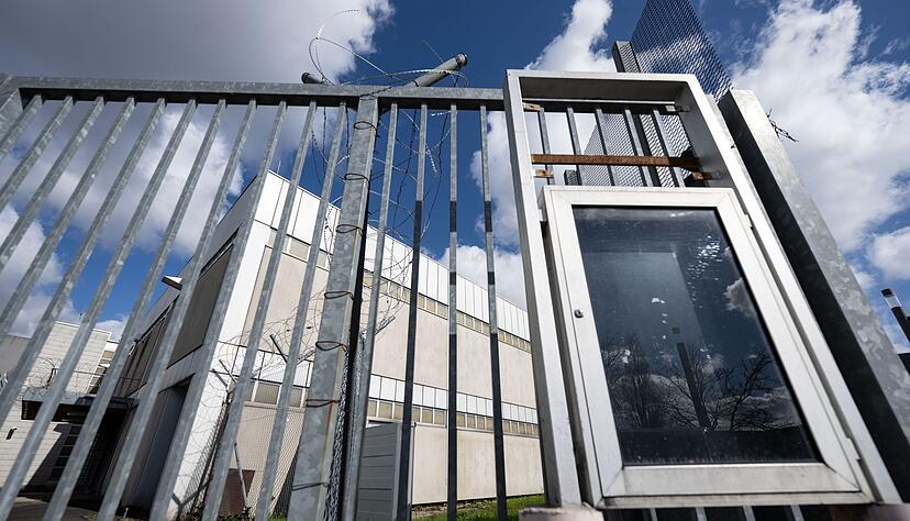 In Stuttgart-Stammheim fanden zahlreiche der Prozesse gegen RAF-Mitglieder statt. Der Gerichtssaal aus den Siebzigern wurde inzwischen abgerissen und durch einen Neubau ersetzt. (Archivbild)