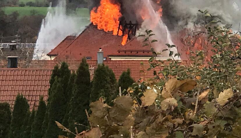 Der Dachstuhl eines Wohnhauses für Flüchtlinge und Obdachlose in Mainhardt steht am Freitag in Vollbrand. Der Dachstuhl eines Wohnhauses für Flüchtlinge und Obdachlose in Mainhardt steht am Freitag in Vollbrand.