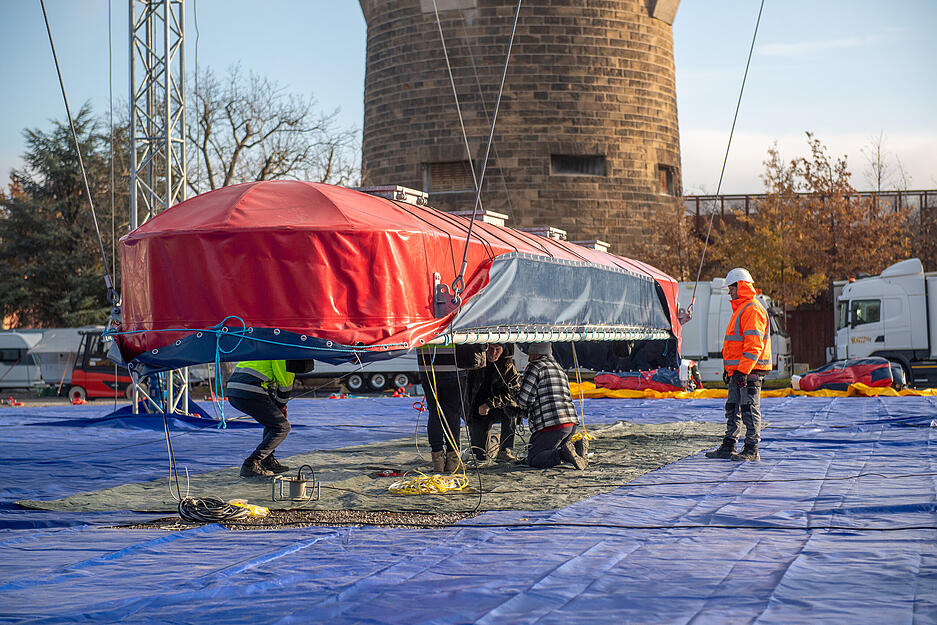 Aufbauarbeiten für den Heilbronner Weihnachtszirkus auf der Theresienwiese.