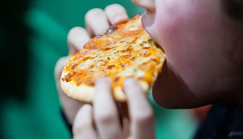 Es kommt auch auf die Menge an: Problematisch wird es, wenn die Tiefk&uuml;hlpizza regelm&auml;&szlig;ig statt einem frisch gekochten Mittagessen auf den Tisch kommt. (Archivbild)
