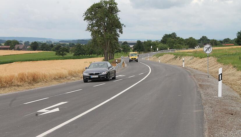 Verkehrsteilnehmer im Sommer 2017 auf der frisch sanierten L1051 bei Kemmeten, nachdem die Strecke eröffnet wurde. Verkehrsteilnehmer im Sommer 2017 auf der frisch sanierten L1051 bei Kemmeten, nachdem die Strecke eröffnet wurde.