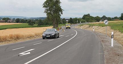Verkehrsteilnehmer im Sommer 2017 auf der frisch sanierten L1051 bei Kemmeten, nachdem die Strecke eröffnet wurde. Verkehrsteilnehmer im Sommer 2017 auf der frisch sanierten L1051 bei Kemmeten, nachdem die Strecke eröffnet wurde.