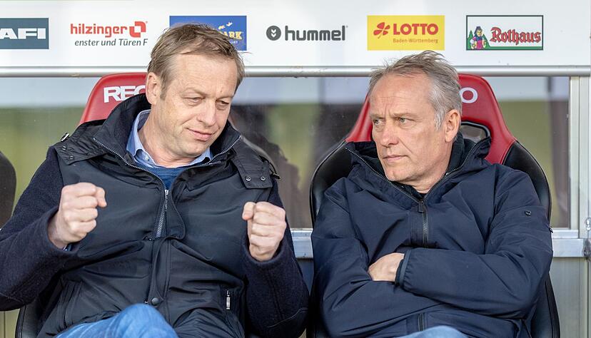 Sportdirektor Klemens Hartenbach (l) und Trainer Christian Streich sitzen auf der Trainerbank. Sportdirektor Klemens Hartenbach (l) und Trainer Christian Streich sitzen auf der Trainerbank.