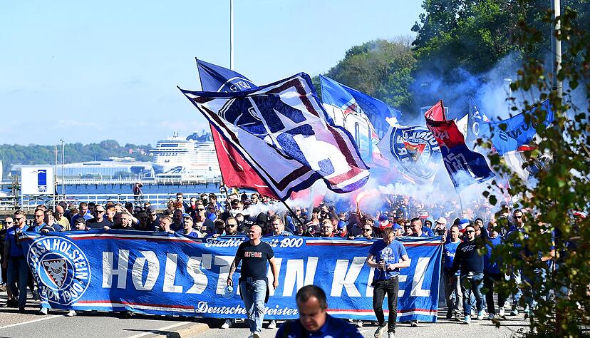 Vor der Partie organisierten die Kieler Fans einen Fanmarsch. Vor der Partie organisierten die Kieler Fans einen Fanmarsch.
