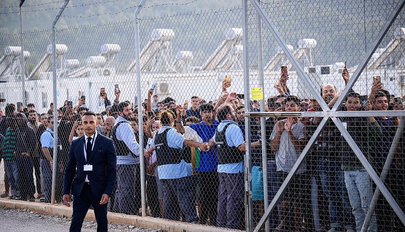 Bewohner des Fl&uuml;chtlingslagers reagierten im Oktober 2024 sehr emotional und mit &laquo;Germany&raquo;-Rufen auf den Besuch von Bundespr&auml;sident Steinmeier bei der Registrierungs- und Aufnahmeeinrichtung f&uuml;r Gefl&uuml;chtete in Malakasa, n&ouml;rdlich von Athen. (Archivbild)
