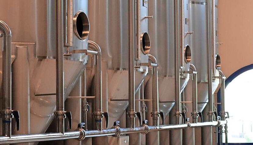 Erst filtern, dann lagern: Das Olivenöl fließt erst durch mehrere Tanks, in denen Fruchtbestandteile rausgefiltert werden. Sie würden das Öl schnell ranzig werden lassen. Erst filtern, dann lagern: Das Olivenöl fließt erst durch mehrere Tanks, in denen Fruchtbestandteile rausgefiltert werden. Sie würden das Öl schnell ranzig werden lassen.