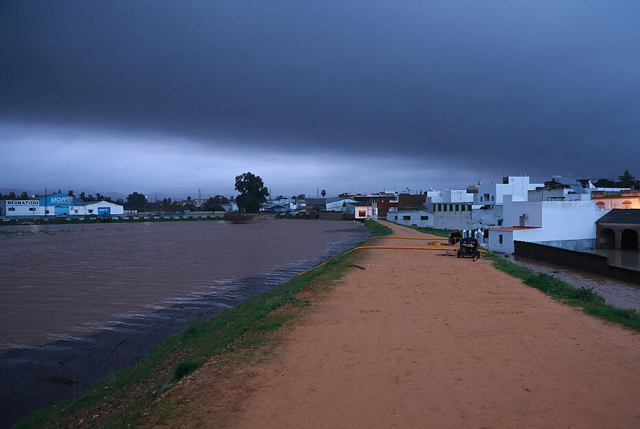 Regen &uuml;berflutet mehrere Gebiete von Lora del R&iacute;o (Sevilla), das mit Entw&auml;sserungspumpen gesch&uuml;tzt ist.