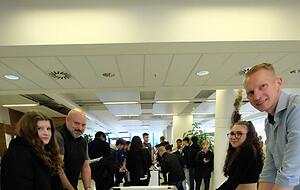 Eins zu null! Am Tischkicker messen sich Sch&uuml;lerinnen mit Ausbildern.