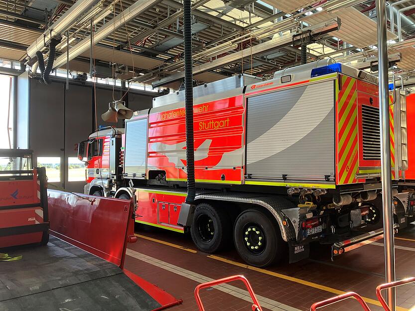 Beeindruckt zeigen sich die Besucher auch von der Flughafenfeuerwehr, die rund um die Uhr einsatzbereit sein muss.