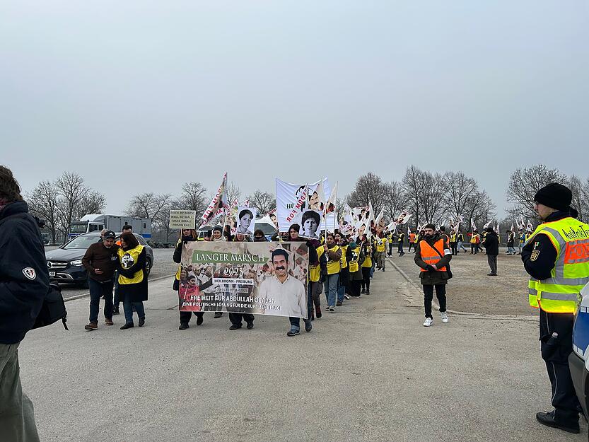 Von Montag bis Freitag, 10. bis 14. Februar, findet ein mehrtätiger Aufzug einer kurdischen Jugendorganisation durch und in mehreren Städten in Baden-Württemberg statt. Auftakt war in Heilbronn. Von Montag bis Freitag, 10. bis 14. Februar, findet ein mehrtätiger Aufzug einer kurdischen Jugendorganisation durch und in mehreren Städten in Baden-Württemberg statt. Auftakt war in Heilbronn.