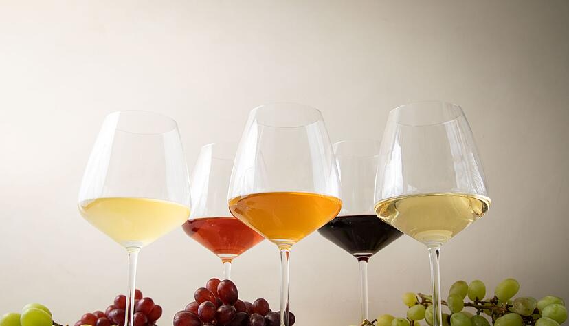 Naturtrüb, bernsteinfarben oder mit ungewöhnlichen Aromen: Wer bei der Weinbestellung mutig ist, kann Neues entdecken. Naturtrüb, bernsteinfarben oder mit ungewöhnlichen Aromen: Wer bei der Weinbestellung mutig ist, kann Neues entdecken.