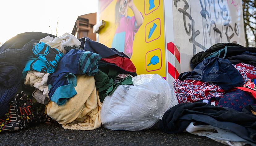 Immer mehr Sammelcontainer für Altkleider werden abgebaut. Grund sind illegale Ablagerungen, aber auch sinkende Preise.