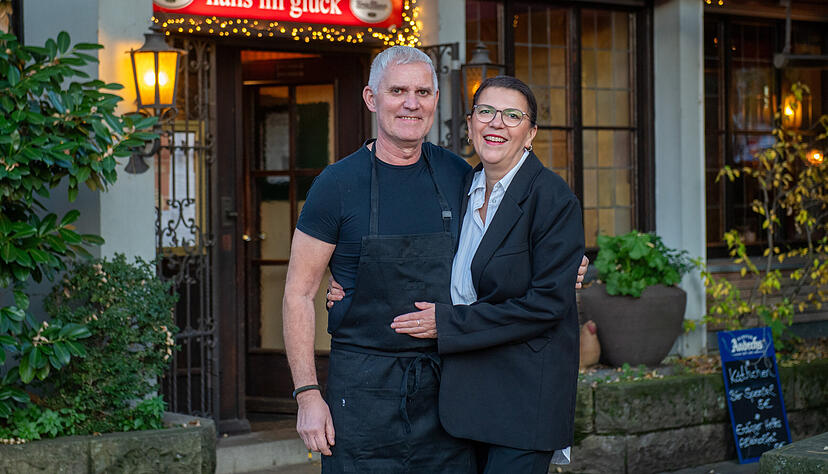 "Hans im Glück" wechselt Besitzer. Foto von den scheidenden Wirtsleuten Anke und Bernd Betzner vorm Lokal. Foto: Mario Berger