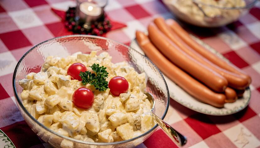 Laut einer aktuellen Statista-Befragung geben 34 Prozent der Befragten an, dass es bei ihnen &uuml;ber die Weihnachtsfeiertage W&uuml;rstchen mit Kartoffelsalat gibt. (Symbolfoto)