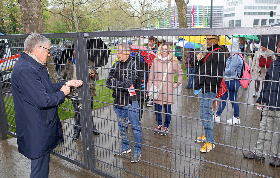 Buga-Geschäftsführer Hanspeter Faas sperrt am Mittwochmorgen pünktlich um neun Uhr die Tore für die Besucher auf.