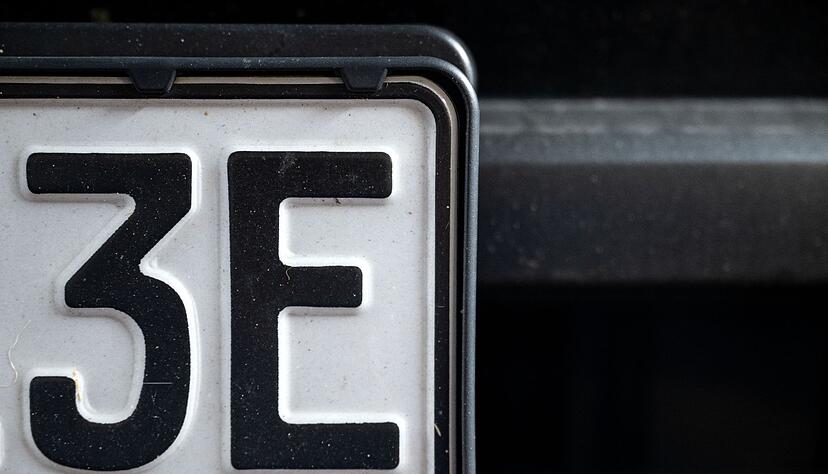 Kennzeichen-E: Das Sonderzeichen mit angeh&auml;ngtem &laquo;E&raquo; kann Fahrerinnen und Fahrern von E-Autos zum Beispiel Vorteile beim Parken bringen.