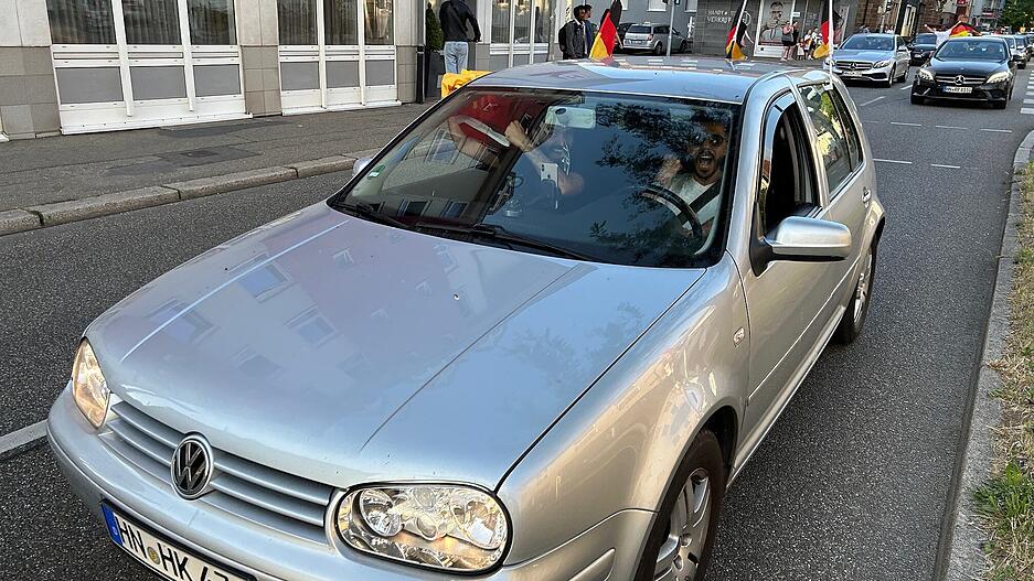 Die Fans waren mit Deutschlandfahnen, Nationaltrikots und anderen Fanartikeln unterwegs.
