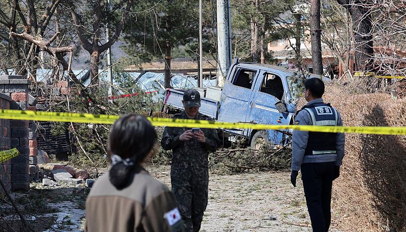 Ein südkoreanisches Kampfflugzeug hat versehentlich Bomben über einem Dorf abgeworfen. Ein südkoreanisches Kampfflugzeug hat versehentlich Bomben über einem Dorf abgeworfen.