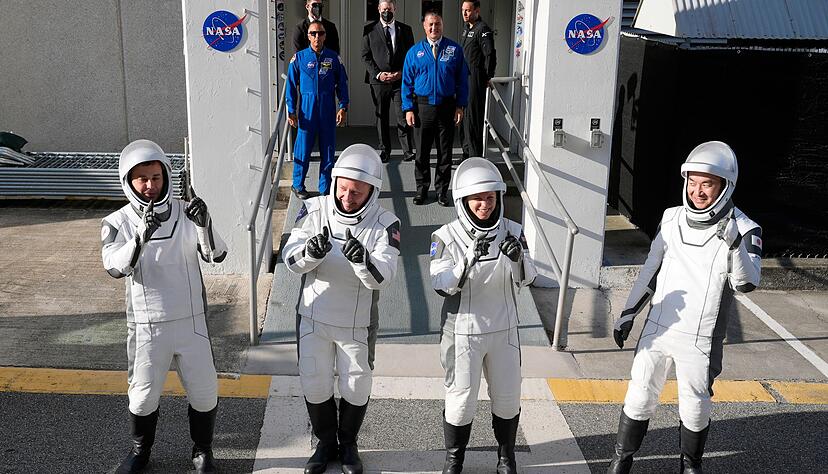 Oleg Platono aus Russland (l-r), Mike Fincke, Zena Cardman, beide aus den USA, und Kimiya Yui aus Japan vor dem Abflug. Sie sollen mehrere Monate auf der ISS arbeiten. Oleg Platono aus Russland (l-r), Mike Fincke, Zena Cardman, beide aus den USA, und Kimiya Yui aus Japan vor dem Abflug. Sie sollen mehrere Monate auf der ISS arbeiten.