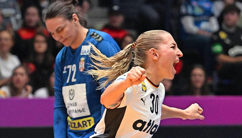 Rechtsaußen Jenny Behrend und die deutsche Nationalmannschaft ließen Serbien um Dragana Cvijic (im Hintergrund) zum Vorrunden-Abschluss keine Chance.