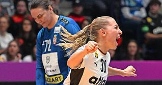 Rechtsaußen Jenny Behrend und die deutsche Nationalmannschaft ließen Serbien um Dragana Cvijic (im Hintergrund) zum Vorrunden-Abschluss keine Chance.