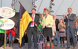 Nur ungern reicht OB Thilo Michler die Landesfahne an Staatssekretärin Friedlinde Gurr-Hirsch, die sie an Lahrs OB Dr. Wolfgang G. Müller (rechts) gibt. Nur ungern reicht OB Thilo Michler die Landesfahne an Staatssekretärin Friedlinde Gurr-Hirsch, die sie an Lahrs OB Dr. Wolfgang G. Müller (rechts) gibt.