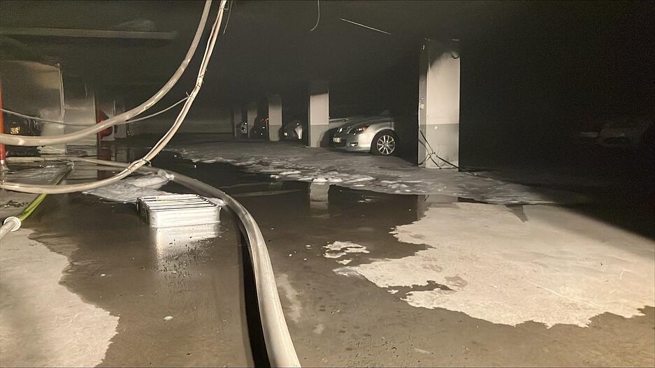 Einige Bewohner seien über die vielen verschiedenen Zugänge des Gebäudekomplexes in die Tiefgarage gelaufen, weil sie ihre Autos herausholen wollten.