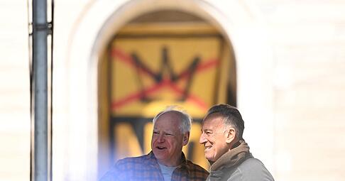 Donald Trump (nicht im Bild) teilt erneut gegen Bruce Springsteen (rechts, mit Gouverneur Tim Walz) aus. (Archivbild)