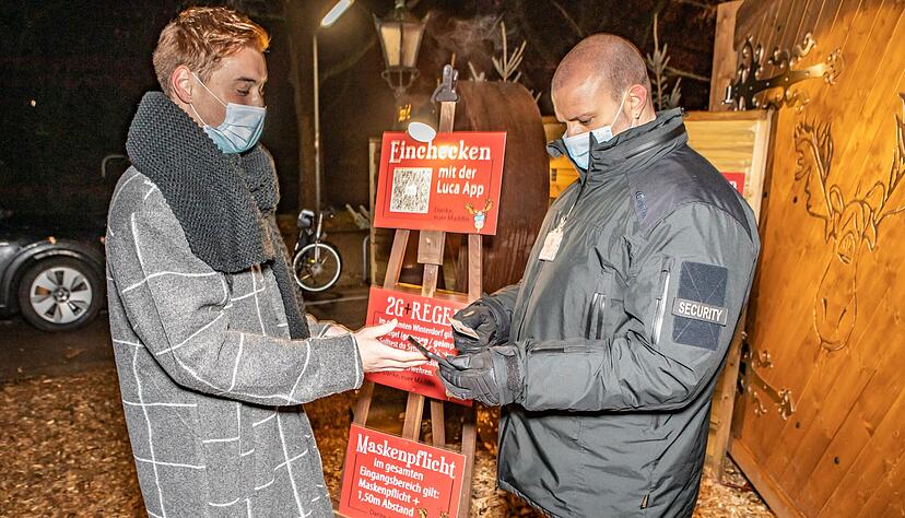 Impfnachweis, Personalausweis, Luca App und aktuelles Testergebnis: Die Kontrollen zum Eintritt ins Winterdorf in der Badstraße sind gewissenhaft.
Foto: Helmut Melchert Impfnachweis, Personalausweis, Luca App und aktuelles Testergebnis: Die Kontrollen zum Eintritt ins Winterdorf in der Badstraße sind gewissenhaft.
Foto: Helmut Melchert