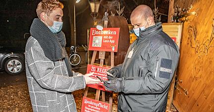 Impfnachweis, Personalausweis, Luca App und aktuelles Testergebnis: Die Kontrollen zum Eintritt ins Winterdorf in der Badstraße sind gewissenhaft.
Foto: Helmut Melchert Impfnachweis, Personalausweis, Luca App und aktuelles Testergebnis: Die Kontrollen zum Eintritt ins Winterdorf in der Badstraße sind gewissenhaft.
Foto: Helmut Melchert