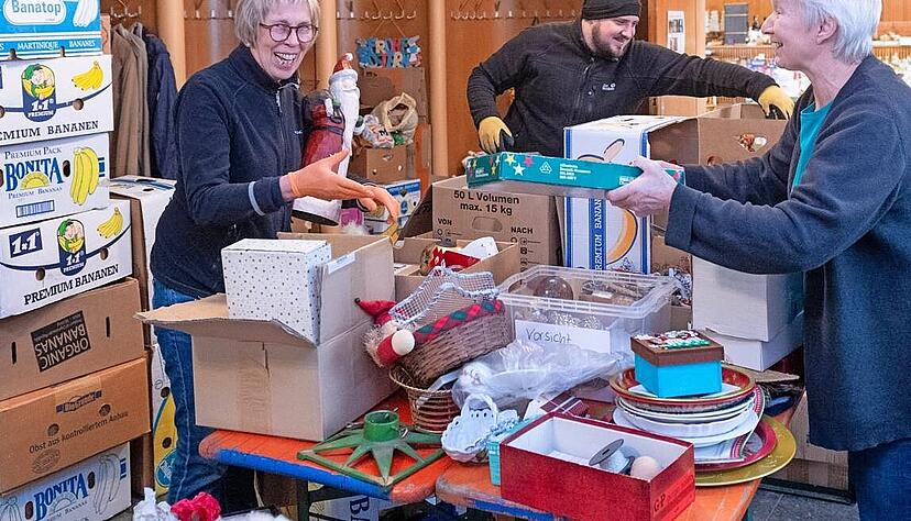 Hunderte Kartons mit Flohmarktartikeln wurden in diesem Jahr gespendet. Alle werden von den Helfern durchgesehen.