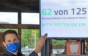 Ludwig Schmid, Personalleiter bei Edeka-Ueltzh&ouml;fer, zeigt die digitale Kundenerfassung.
Fotos: Christian Gleichauf