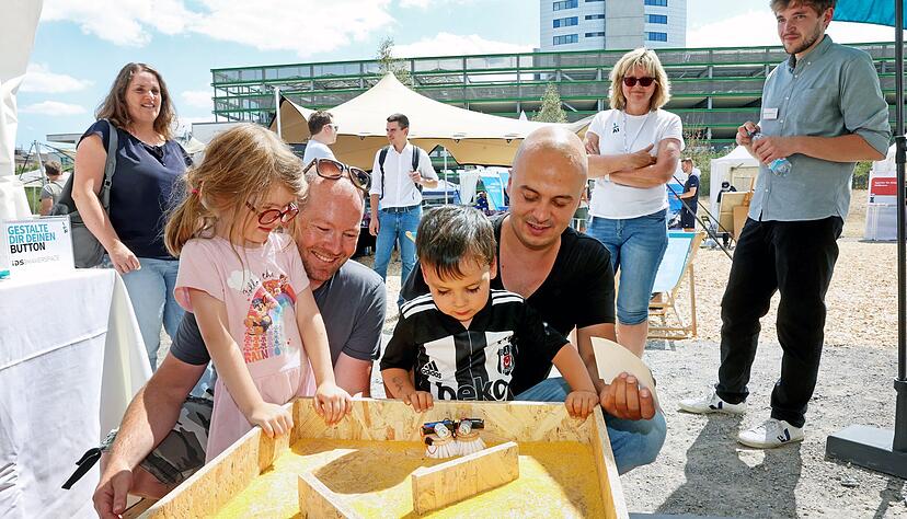 Nicht nur die kleinen Besucher hatten ihren Spaß beim ersten KI-Festival im Zukunftspark Wohlgelegen am Wochenende in Heilbronn. Selbst Spülbürsten sind ein Thema für die Künstliche Intelligenz.
Fotos: Ralf Seidel Nicht nur die kleinen Besucher hatten ihren Spaß beim ersten KI-Festival im Zukunftspark Wohlgelegen am Wochenende in Heilbronn. Selbst Spülbürsten sind ein Thema für die Künstliche Intelligenz.
Fotos: Ralf Seidel