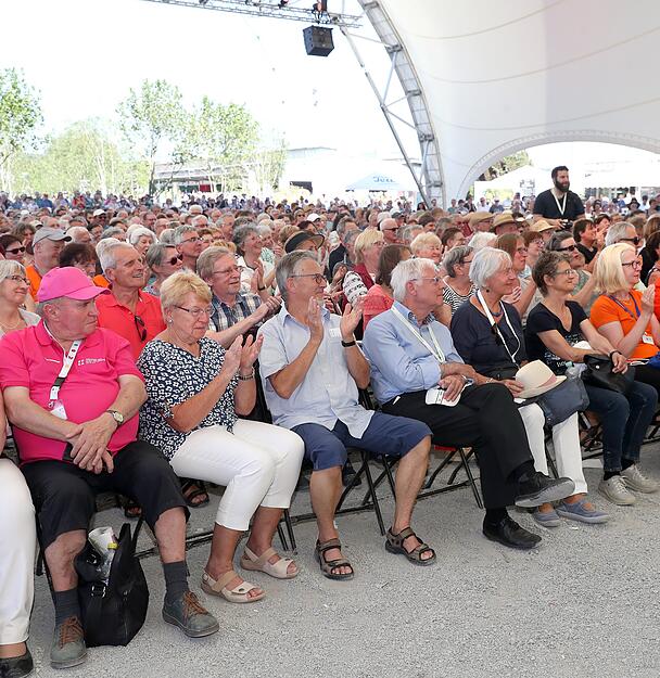 Mehr als 3000 Gäste kamen am Sonntagnachmittag zur Abschlussveranstaltung des Chorfests zur Sparkassenbühne auf der Buga. Mehr als 3000 Gäste kamen am Sonntagnachmittag zur Abschlussveranstaltung des Chorfests zur Sparkassenbühne auf der Buga.