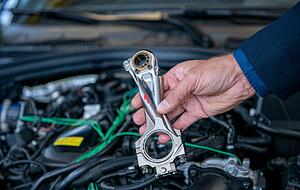 Die Pleuelstange hat ein exzentrisches Kolbenbolzenlager, das einen variablen Abstand und damit eine variable Verdichtung im Motor ermöglicht... Die Pleuelstange hat ein exzentrisches Kolbenbolzenlager, das einen variablen Abstand und damit eine variable Verdichtung im Motor ermöglicht...