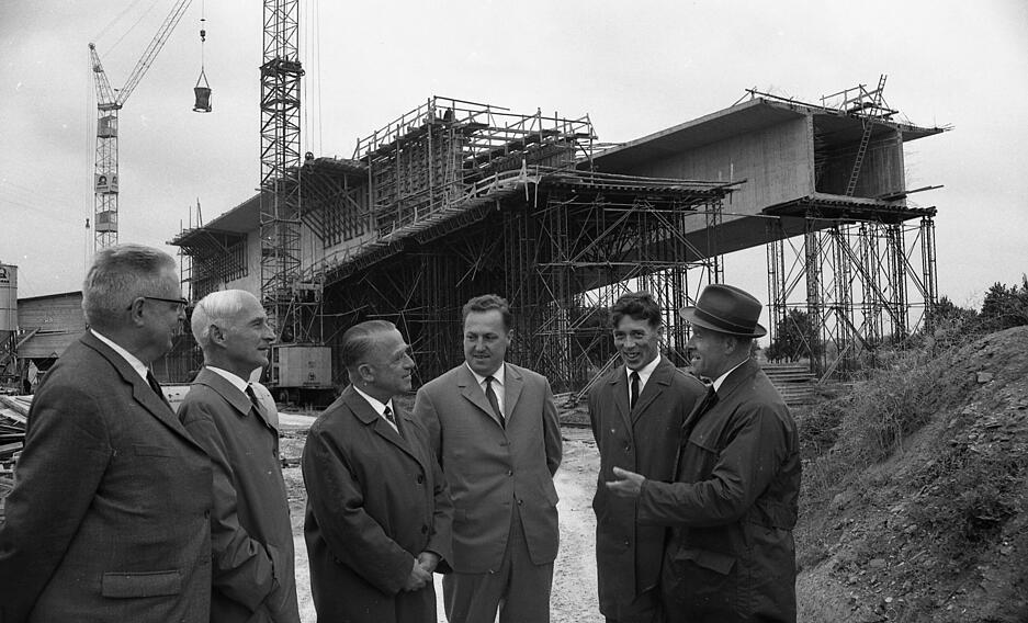 1966: Die Brücke wurde in den Jahren 1965 bis 1967 gebaut und 1968 für den Verkehr freigegeben. Mit einer Länge von 1333 Metern ist sie das längste Brückenbauwerk der Neckarlinie, heute A 6. Sie liegt von Westen kommend zwischen der Ausfahrt Heilbronn/Untereisesheim und Heilbronn/Neckarsulm.