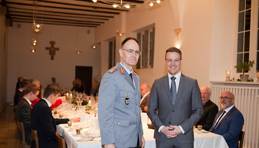 Kennen sich noch aus Bundeswehr-Zeiten: Generalleutnant Gunter Schneider (links) und Bürgermeister Andreas Zaffran beim 11. Salmenmahl im Kloster in Bad Wimpfen.