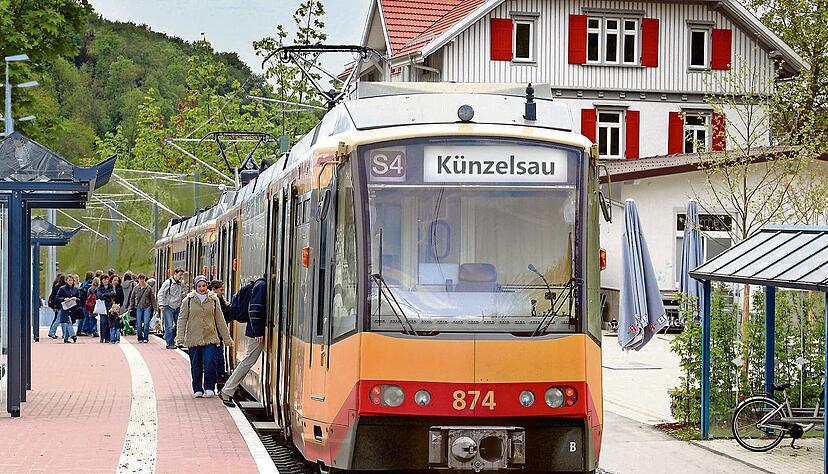 Davon tr&auml;umen viele K&uuml;nzelsauer: Die reaktivierte Kochertalbahn h&auml;lt als Stadtbahn am wiederbelebten Bahnhof.