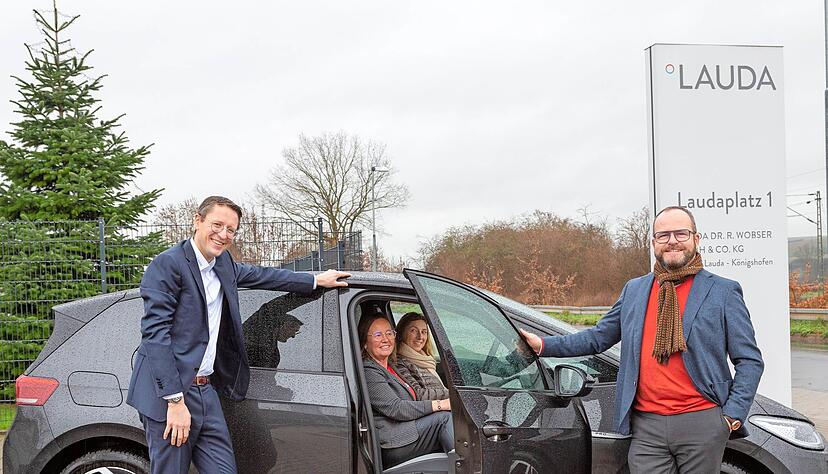 Dr. Mario Englert (links) und Dr. Gunther Wobser (rechts) mit dem Lauda Carsharing-Team im ID3, der jetzt von jedermann gebucht werden kann.
  Foto: Juergen Besserer