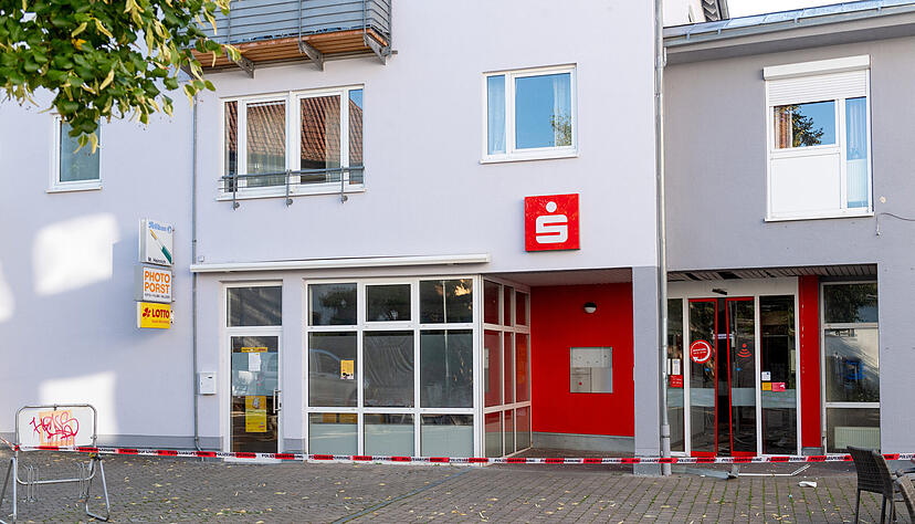 Unbekannte sprengten einen Geldautomaten der Sparkasse in Heilbronn-Frankenbach. Unbekannte sprengten einen Geldautomaten der Sparkasse in Heilbronn-Frankenbach.