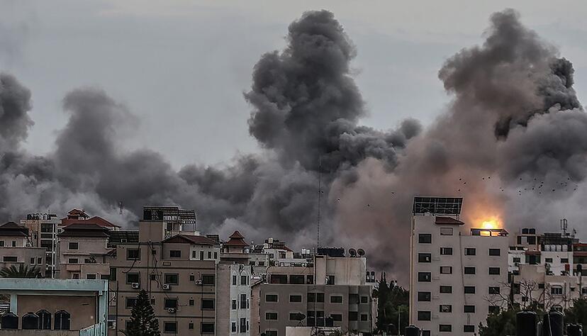 Rauch steigt nach einem israelischen Luftangriff über Gaza auf. Rauch steigt nach einem israelischen Luftangriff über Gaza auf.