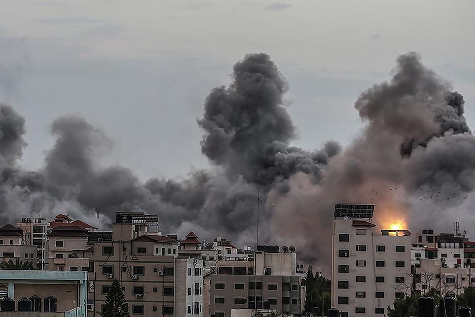 Rauch steigt nach einem israelischen Luftangriff über Gaza auf.