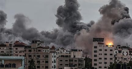 Rauch steigt nach einem israelischen Luftangriff über Gaza auf.