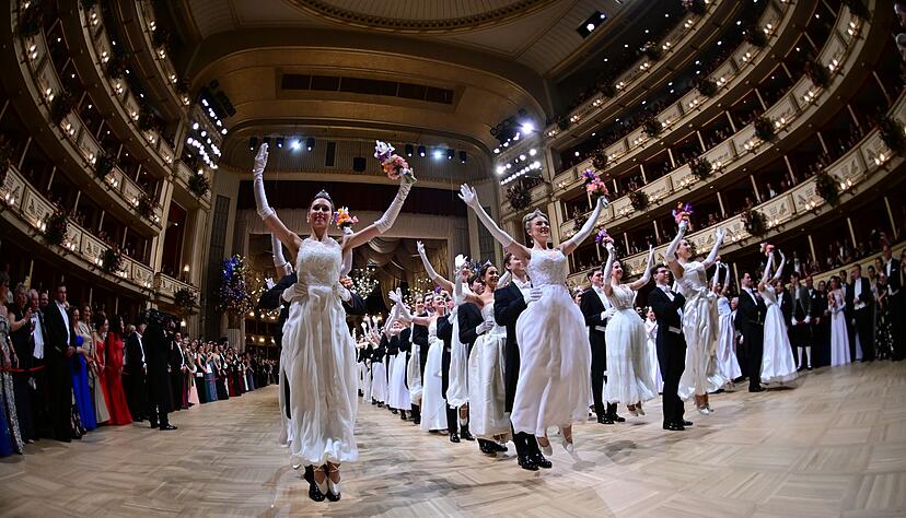320 Debütantinnen und Debütanten eröffnen den Ball. 320 Debütantinnen und Debütanten eröffnen den Ball.
