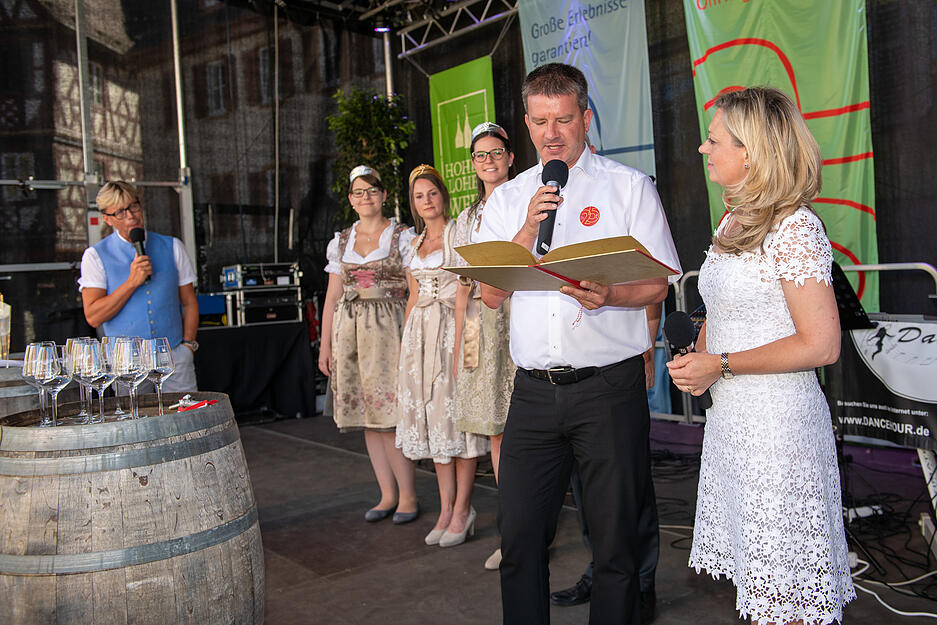 OB Thilo Michler &uuml;berreicht Weinexpertin Natalie Lumpp den Weinschl&uuml;ssel.